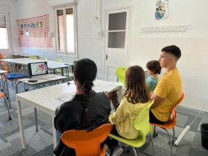 Alumnes del BatPro com a convidats d'honor al taller sobre empoderament juvenil.